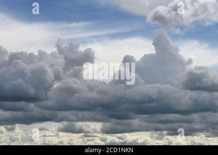 Schöner Himmel mit Wolken vor Regen und Gewitter. Stockfoto
