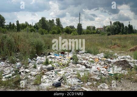 Ukraine, Irpin - 21. Juli 2020: Unbedachte Umweltverschmutzung durch Hausmüll. Stockfoto