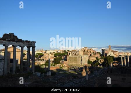 Tempel von Saturn und Antonnius und Faustina Tempel - Forum Romanum in Rom, Italien Stockfoto