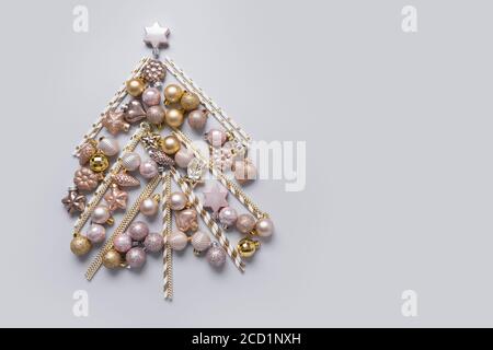 Weihnachtsbaum aus Silber, goldene Kugeln, Sterne. Weihnachtskarte, Platz zum Kopieren. Stockfoto