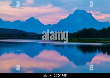 Oxbow Bend im Grand Teton National Park in der Nähe von Jackson, Wyoming, mit Blick auf Mount Moran, der sich bei Sonnenuntergang im Snake River spiegelt Stockfoto