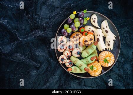 Gesunde Früchte Halloween Leckereien. Bananenschwärmen, Clementine Orange Pumpkins und Lychee Eyes Stockfoto