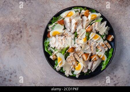 Gegrilltes Hühnchen Caesarsalat Stockfoto