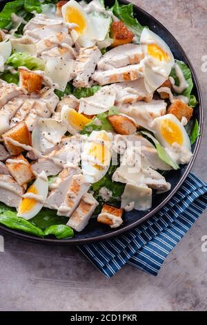 Gegrilltes Hühnchen Caesarsalat Stockfoto