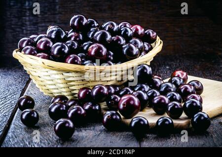 Brasilianische Frucht genannt jaboticaba oder jabuticaba, ist die einheimische Traube von Brasilien. Plinia cauliflora Arten, auf einem rustikalen Tisch, exotische Früchte, anti-infla Stockfoto