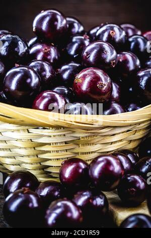 Brasilianische Frucht genannt jaboticaba oder jabuticaba, ist die einheimische Traube von Brasilien. Plinia cauliflora Arten, auf einem rustikalen Tisch, exotische Früchte, anti-infla Stockfoto