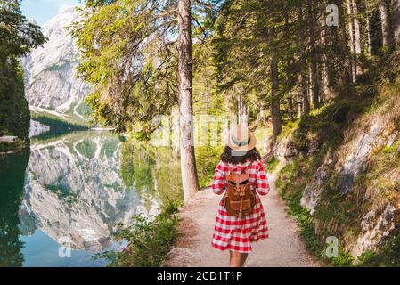 Frau in rot karierten Kleid zu Fuß rund um Bergsee Stockfoto