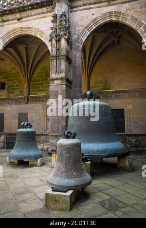 Riesige Glocken im Innenhof der Kathedrale von Santiago De Compostela Stockfoto