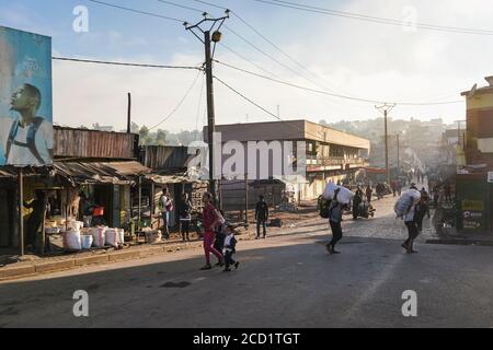 Fianarantsoa, Madagaskar - 06. Mai 2019: Typischer Morgen in der Hauptstadt der Haute Matsiatra Region. Leute, die ihre Stände für Markt, zu Fuß auf t Stockfoto