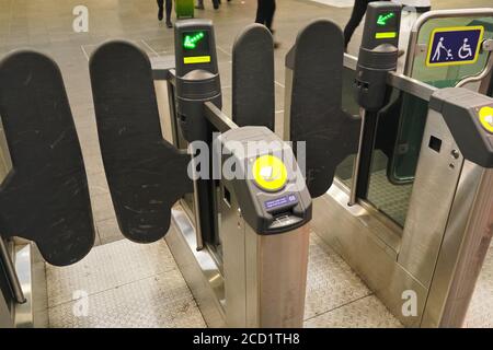 London, Vereinigtes Königreich - 01. Februar 2019: Details zu den Oyster Drehtoren am U-Bahnhof London Bridge. Oysterkarten mit elektronischen Tickets Stockfoto