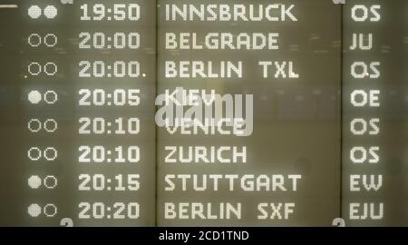 Moderne Abflugtafel mit Details zu europäischen Stadtzielen Eingetippt in illuminierten Buchstaben am Flughafen Schwechat Stockfoto