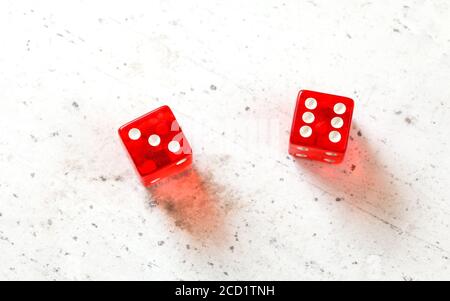 Zwei rote Würfelspiel-Würfel zeigen Centerfield Nine - Nina (Nummer 3 und 6) Overhead-Aufnahme auf Whiteboard Stockfoto
