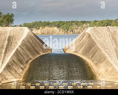 The Woodlands TX USA - 02-03-2020 - Concrete Dam Outlet Mit Wasserdurchfluss Stockfoto