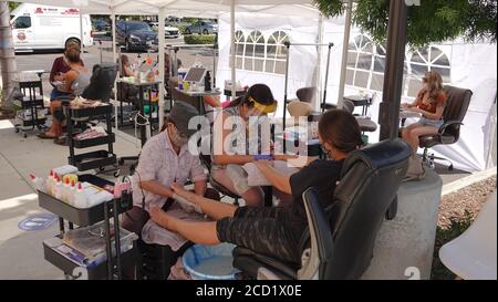 Vista, CA / USA - 1. August 2020: Ein Nagelstudio hat seinen Betrieb nach draußen verlegt, um zu Zeiten von Covid-19 nicht wieder schließen zu müssen. Stockfoto