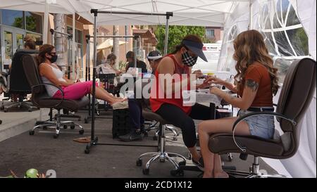 Vista, CA / USA - 1. August 2020: Ein Nagelstudio hat seinen Betrieb nach draußen verlegt, um zu Zeiten von Covid-19 nicht wieder schließen zu müssen. Stockfoto