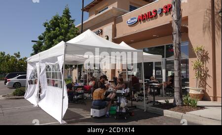Vista, CA / USA - 1. August 2020: Ein Nagelstudio hat seinen Betrieb nach draußen verlegt, um zu Zeiten von Covid-19 nicht wieder schließen zu müssen. Stockfoto
