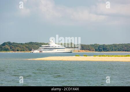 Luxus Motoryacht MadSommer vor Anker in Eastern Long Island, NY Stockfoto