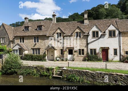 Reihe von traditionellen, alten Weberhütten, "Castle Combe" Dorf, Wiltshire, Cotswolds, England, Großbritannien Stockfoto