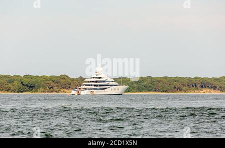 Luxus Motoryacht MadSommer vor Anker in Eastern Long Island, NY Stockfoto