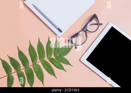Tablet-Modell auf beigem Schreibtisch Business Home Office-Konzept Stockfoto
