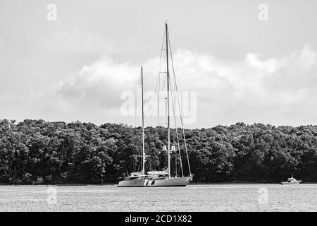 Schwarz-Weiß-Bild von zwei großen Segelbooten in Smith Cove, Shelter Island, NY Stockfoto