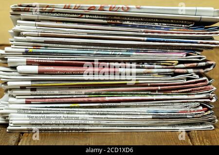 Aufnahmen von gefalteten Zeitungen im Büro auf dem Schreibtisch. Stockfoto