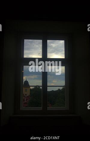 Ein Blick auf das Grün und die Burg aus einem Fenster Stockfoto