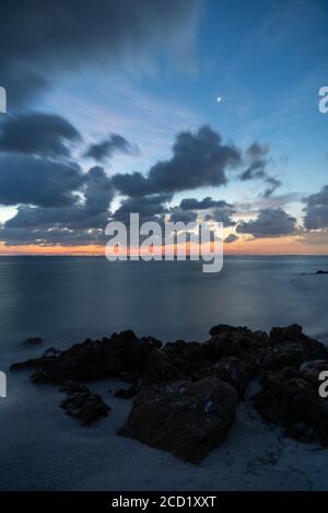 Eine lange Belichtung nahm ich während Sonnenaufgang auf Anna Maria Island in FL. Der helle 'Star', den man am Himmel sieht, ist eigentlich Venus! Stockfoto