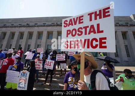St. Louis, Usa. August 2020. Ein Postarbeiter hält ein Schild, während er während einer Informationsdemonstration vor dem Hauptpostamt in St. Louis am Dienstag, dem 25. August 2020, chantet. Mitarbeiter der Post sind im ganzen Land für Save the Post Office Day. Die US-Post hat sich während der COVID-19 schwer getan und prognostische Verluste in Höhe von 13 Milliarden Dollar in diesem Jahr aufgrund des geringen Postvolumens erzielt und wurde aus dem im März verabschiedeten Hilfspaket des Kongresses mit 2 Billionen Dollar ausgelassen. Foto von Bill Greenblatt/UPI Kredit: UPI/Alamy Live News Stockfoto