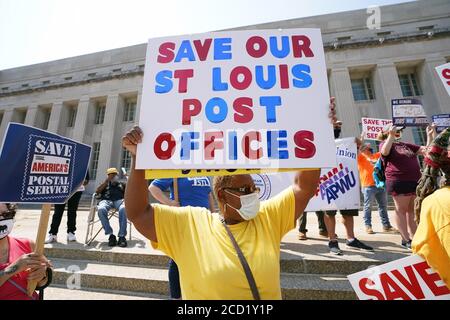 St. Louis, Usa. August 2020. Ein Postarbeiter hält ein Schild und singt während einer Informationsdemonstration vor dem Hauptpostamt in St. Louis am Dienstag, dem 25. August 2020. Mitarbeiter der Post sind im ganzen Land für Save the Post Office Day. Die US-Post hat sich während der COVID-19 schwer getan und prognostische Verluste in Höhe von 13 Milliarden Dollar in diesem Jahr aufgrund des geringen Postvolumens erzielt und wurde aus dem im März verabschiedeten Hilfspaket des Kongresses mit 2 Billionen Dollar ausgelassen. Foto von Bill Greenblatt/UPI Kredit: UPI/Alamy Live News Stockfoto