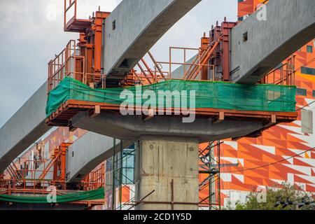 Ein unvollendeter Bau des Viadukts. Eisenbahnbrücke im Bau in der Stadt. Stockfoto