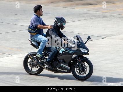 SAMUT PRAKAN, THAILAND, JULI 01 2020, zwei Männer fahren auf dem Motorrad auf der sonnigen Straße. Stockfoto