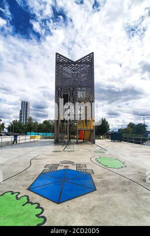 Großformatige Wandbilder sind bei der Kunstinstallation '33' von Studio Weave in Zusammenarbeit mit HATO und dem Illustrator Jay Cover auf der Greenwich Peninsula zu sehen. Stockfoto