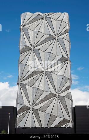 ‘The Optic Cloak’ von Conrad Shawcross steht 49 Meter hoch, 20 Meter breit, 3 Meter tief und wiegt 600 Tonnen. Das ist der Abfluß auf dem kohlenstoffarmen Energiezentrum auf der Greenwich Peninsula mit Blick auf den Blackwall Tunnel Approach. Stockfoto