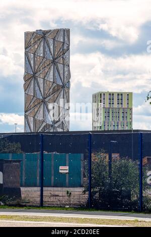 ‘The Optic Cloak’ von Conrad Shawcross steht 49 Meter hoch, 20 Meter breit, 3 Meter tief und wiegt 600 Tonnen. Das ist der Abfluß auf dem kohlenstoffarmen Energiezentrum auf der Greenwich Peninsula mit Blick auf den Blackwall Tunnel Approach. Stockfoto