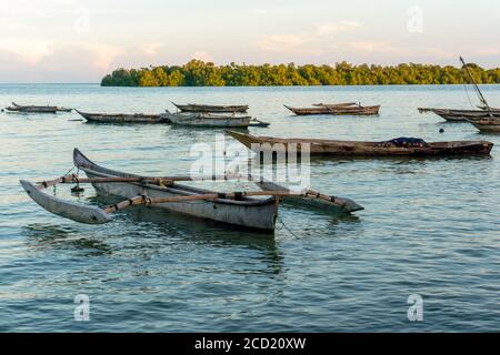 Dhow Angelboot im Wasser zur Abendzeit auf Pemba Insel, Sansibar Archipel, Tansania Stockfoto