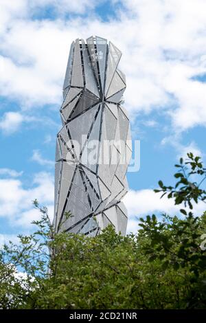 London, Großbritannien. August 2020. The Optic Cloak' von Conrad Shawcross ist 49 Meter hoch, 20 Meter breit, 3 Meter tief und wiegt 600 Tonnen.das ist der Abfluß auf dem kohlenstoffarmen Energiezentrum auf der Greenwich Peninsula mit Blick auf den Blackwall Tunnel Approach. Quelle: Dave Rushen/SOPA Images/ZUMA Wire/Alamy Live News Stockfoto