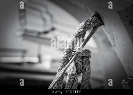 Seile, die mit dem Rumpf eines Bootes verbunden sind, das auf einer Rampe in der Nähe von Yokosuka im Hafen von Arisaki, Japan, sitzt. Stockfoto