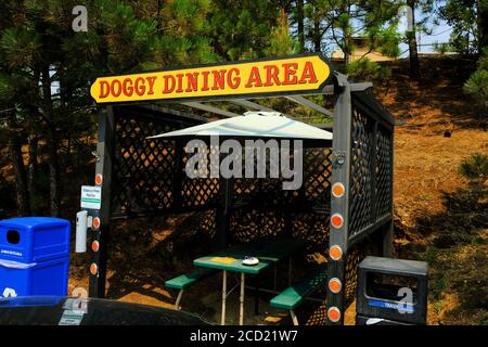 Doggy Dining Bereich außerhalb des Happy Burger Diner in Mariposa, Kalifornien, in der Nähe des Yosemite National Park; für Hunde bestimmt, während Besitzer drinnen essen. Stockfoto