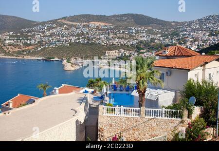 Kalkan in der Türkei von der Komurluk Seite der Stadt aus gesehen. Kalkan ist ein beliebtes Urlaubsziel und liegt an der türkischen Mittelmeerküste. Stockfoto