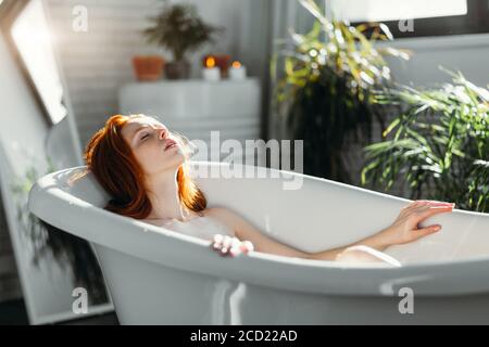 Nach einem ganzen Tag, was besser für eine schöne Frau zu behandeln, als in der warmen Badewanne entspannen und sich verwöhnen. Stockfoto