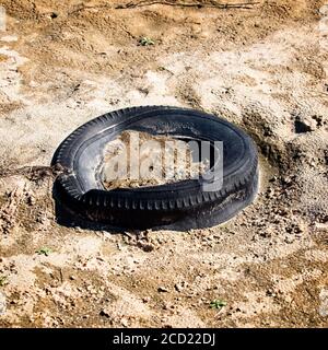 The Woodlands TX USA - 01-20-2020 - Old Tire in River Sandbed Stockfoto