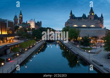 Blick auf die Stadtgebäude von Ottawa und den Rideau-Kanal von Mackenzie King Bridge bei Sonnenuntergang Stockfoto