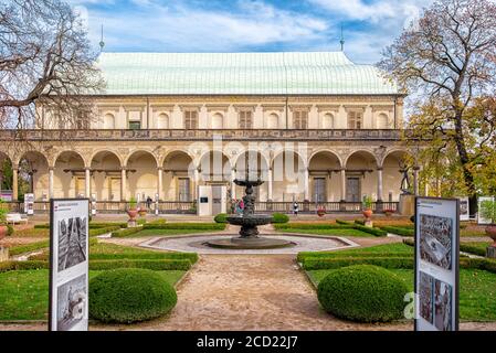 Prag, Tschechische Republik - 24. Oktober 2019: Sommerpalast der Königin Anne in Prag. Eines der alten Gebäude im Königlichen Garten in der Nähe von Prag Stadt in der Stockfoto