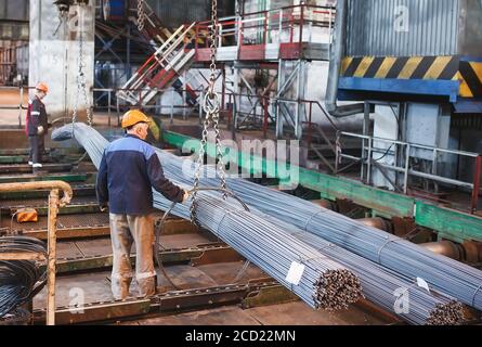 Gebäude Anker sind im Lager der metallurgischen Produkten. Element der baulichen Struktur Stockfoto