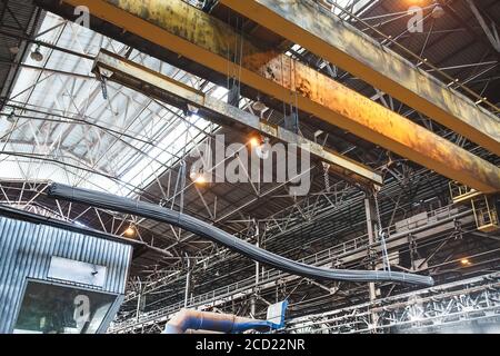 Kran Lader trägt rebar und Walzdraht in der Fabrik Stockfoto