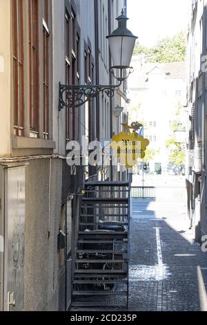 ZÜRICH, SCHWEIZ, JUL 30 2020, Historische Straße mit hängenden Zeichen der Weinbar in der Altstadt, Zürich, Schweiz. Stockfoto