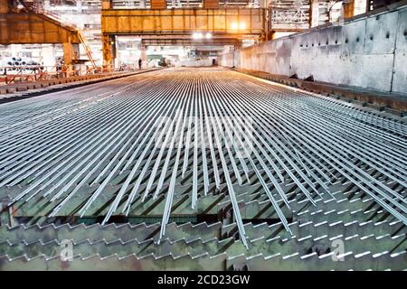 Metallurgischen Industrie. Walzwerk das Ventil nach dem Walzen gekühlt wird. Stockfoto