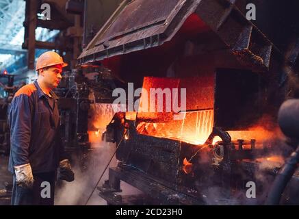 Arbeiter in der Stahlfabrik. Metallurgische Produktion oder Anlage. Stockfoto