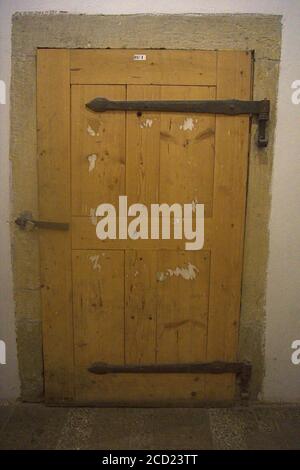 Eine wirklich abgenutzte Einzeltür aus Holzbohlen Stockfoto